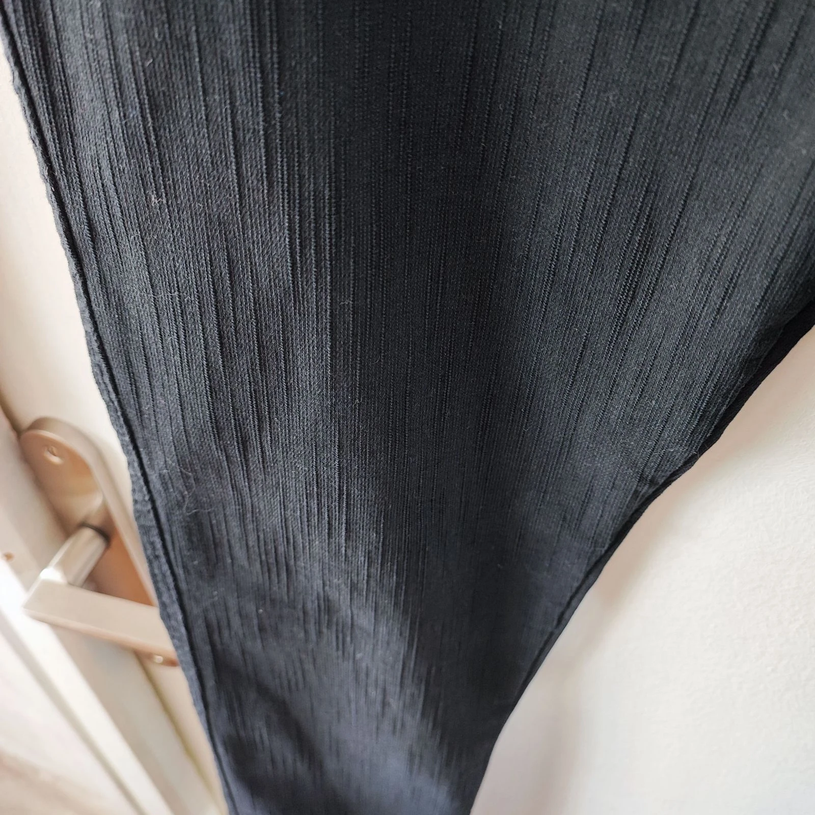 Calça jeans preta corte slim – photo 3